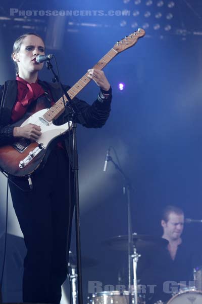 ANNA CALVI - 2011-08-28 - SAINT CLOUD - Domaine National - Scene de la Cascade - 